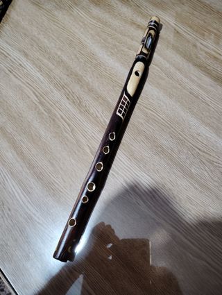 Flauta de madera tallada