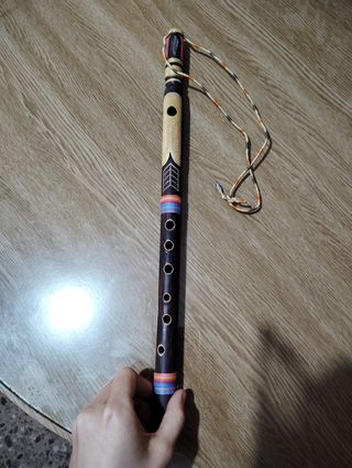 Flauta de madera tallada