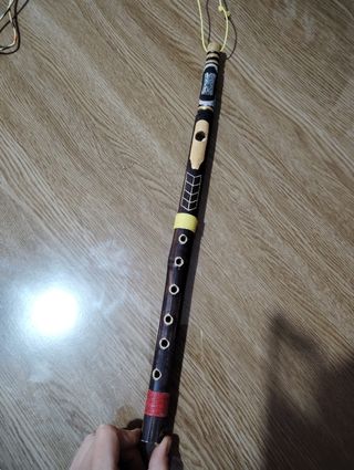 Flauta de madera tallada