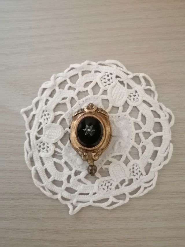 Antica spilla vittoriana con pietra in onice