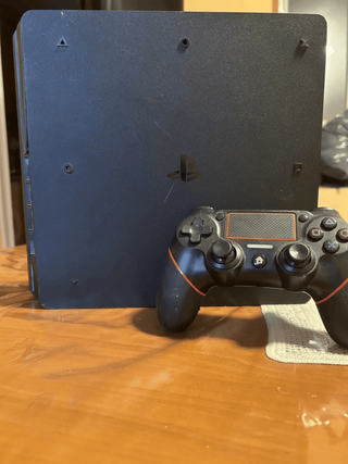 PlayStation 4 1TB con mando y cables