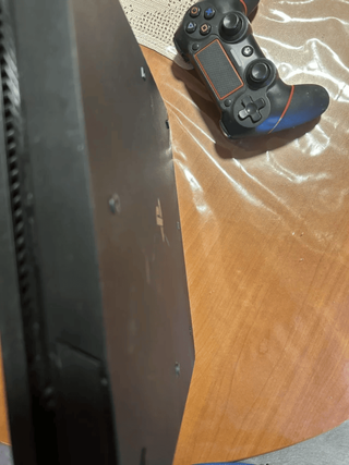 PlayStation 4 1TB con mando y cables