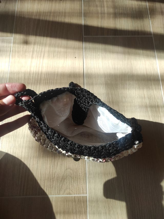 Bolso hecho con bolsas de plástico