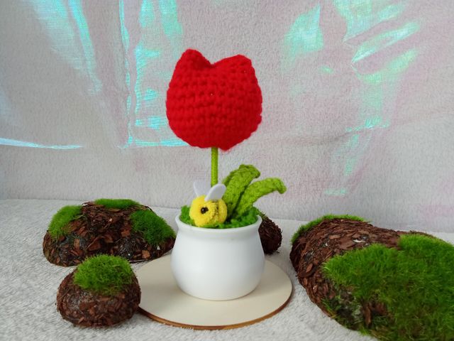 Planta de crochet con flor roja