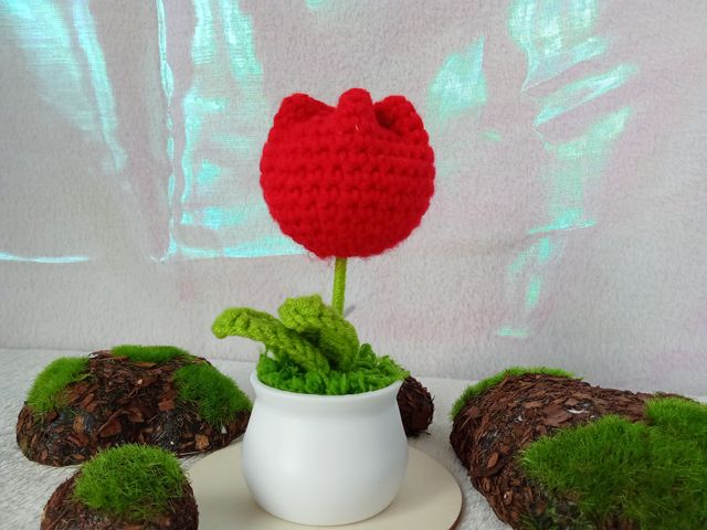 Planta de crochet con flor roja