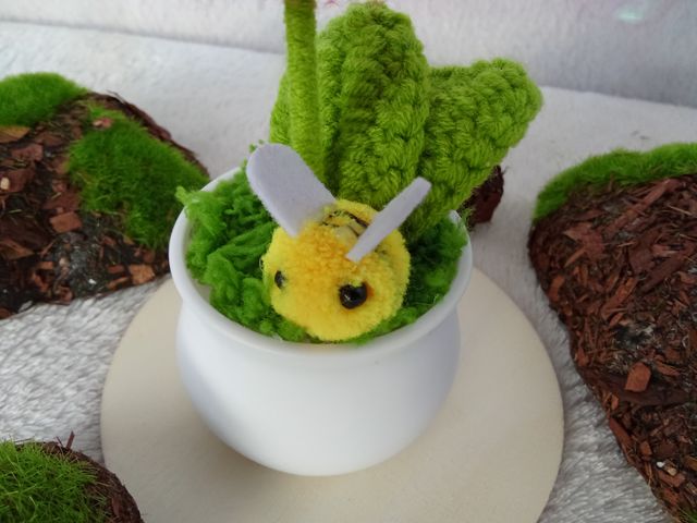 Planta de crochet con flor roja