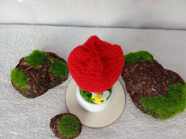 Planta de crochet con flor roja