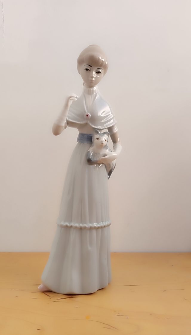 Figura de porcelana de mujer con un gato  Casades.