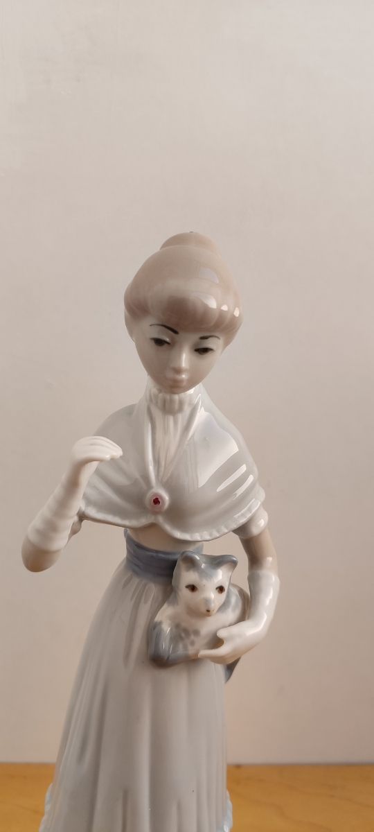 Figura de porcelana de mujer con un gato  Casades.