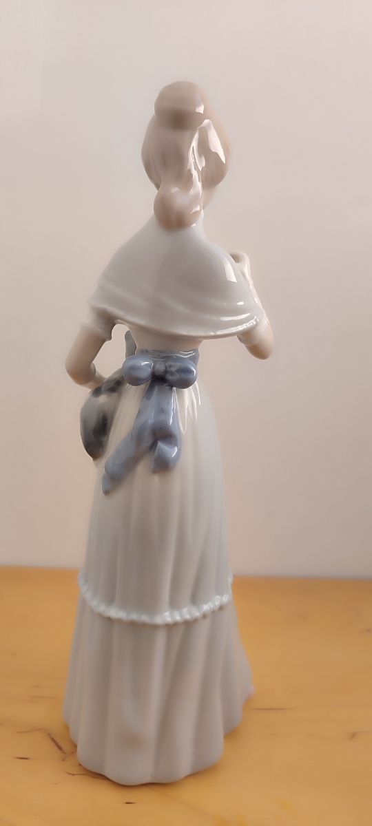 Figura de porcelana de mujer con un gato  Casades.