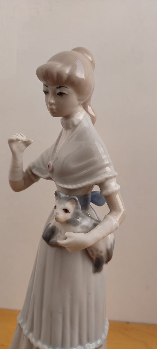 Figura de porcelana de mujer con un gato  Casades.