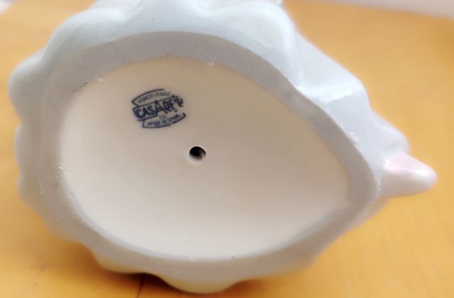 Figura de porcelana de mujer con un gato  Casades.