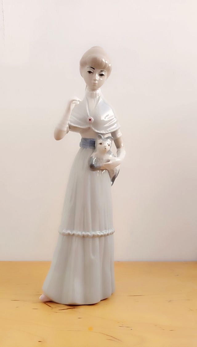 Figura de porcelana de mujer con un gato  Casades.