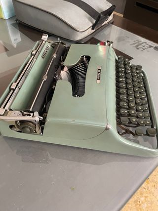 Maquina de escribir OLIVETTI PLUMA22