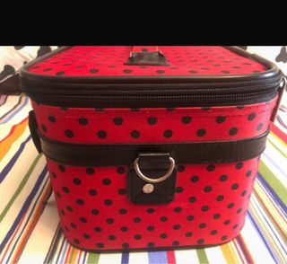 Neceser viaje Rojo con lunares negros.