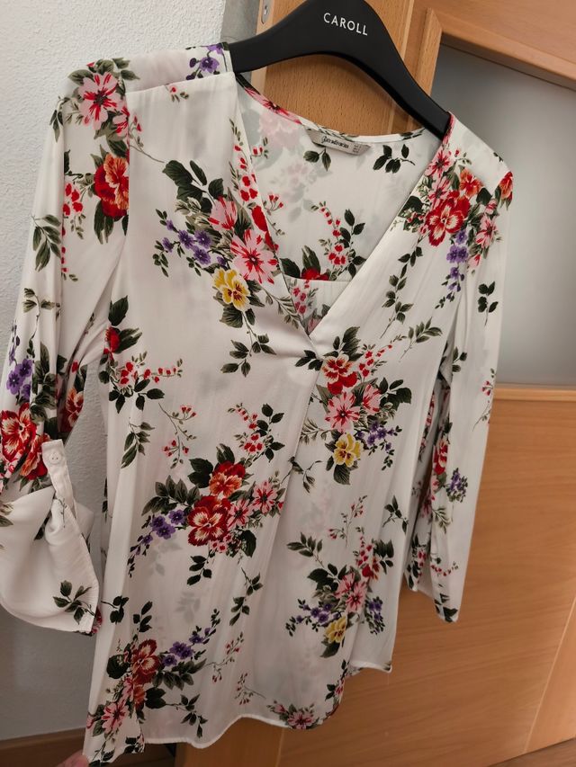 Blusa Stradivarius Talla S Blanca con Flores.