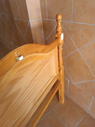 Mesilla y cabecero de madera.