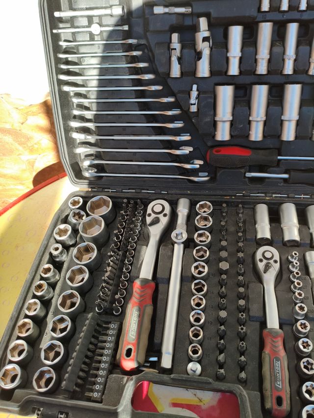 Maleta carracas  y llaves fijas 
