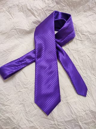Corbata morada 
