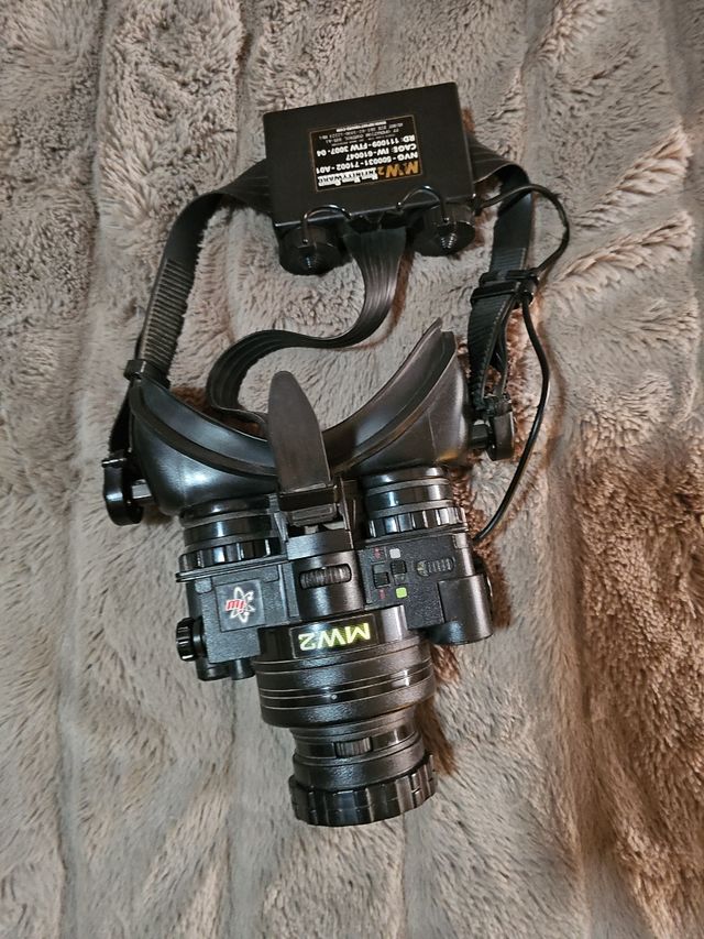 Gafas vision nocturna y cabeza de maniquí