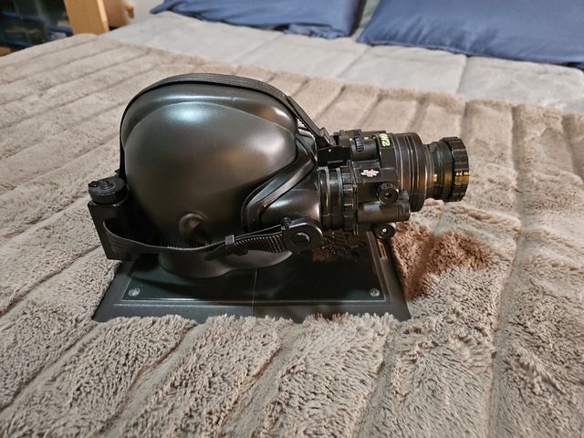 Gafas vision nocturna y cabeza de maniquí