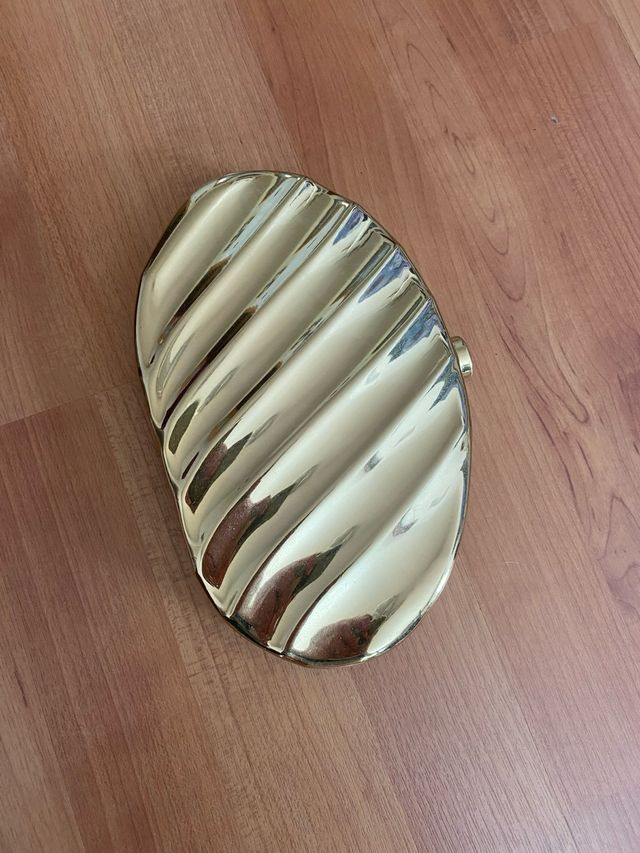 Bolso clutch dorado metalizado