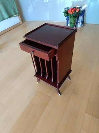Mueble revistero clásico