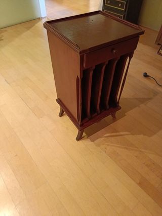Mueble revistero clásico