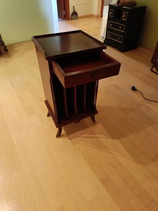 Mueble revistero clásico