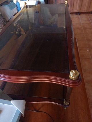 Mesa baja rectangular de salón.
