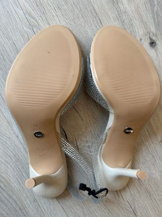 Tacones Zara beige y plata