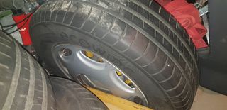 Vendo llantas de Mercedes.Vito ..con tapacubos ori