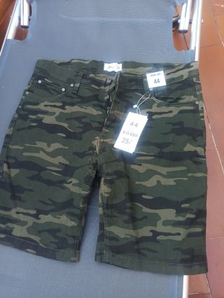 Bermuda militar verde talla 44