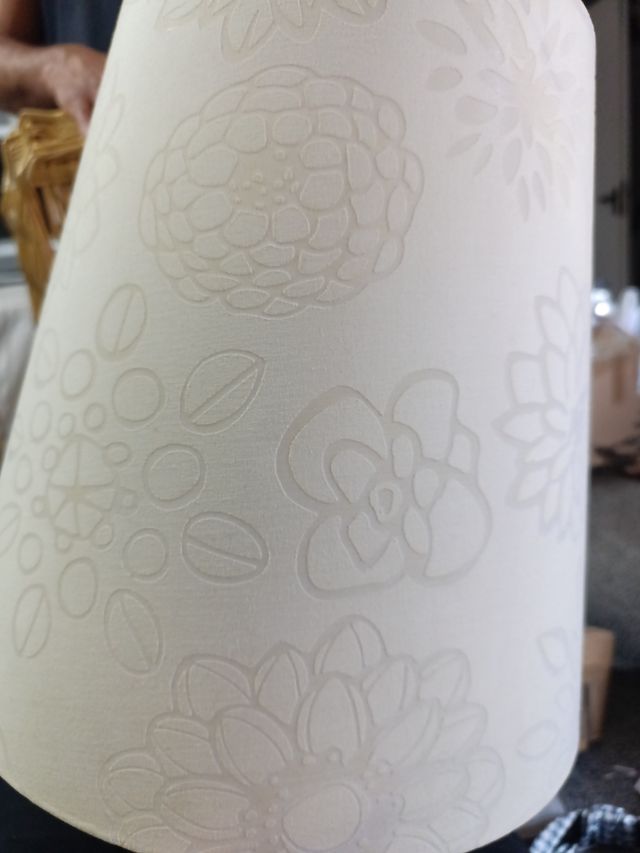 Lámpara de colgar blanca con flores