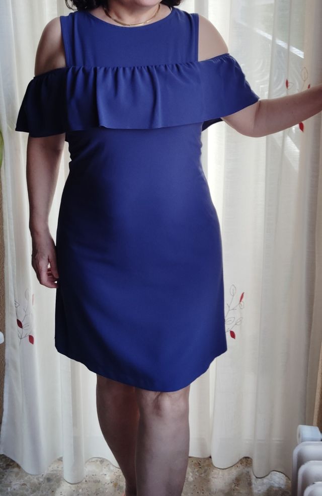 Vestido azul klein con volante.