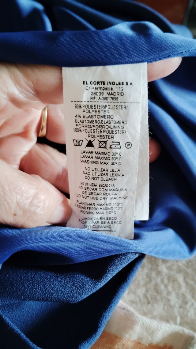 Vestido azul klein con volante.