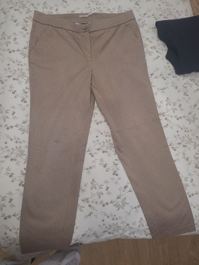 Pantalones color topo y tópicos beige. Tintoretto