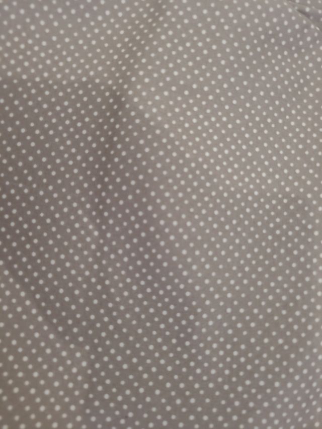 Pantalones color topo y tópicos beige. Tintoretto