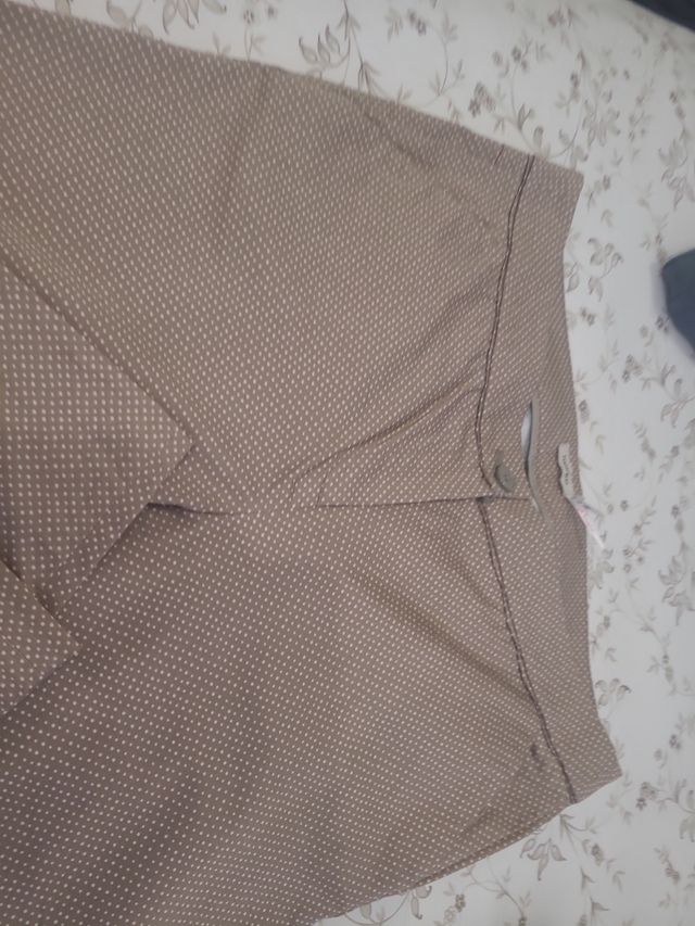 Pantalones color topo y tópicos beige. Tintoretto