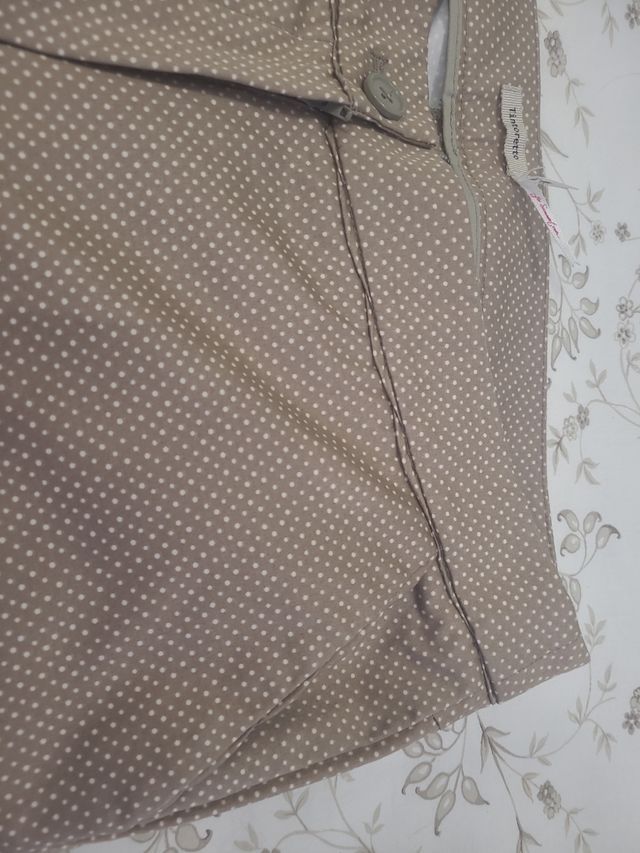Pantalones color topo y tópicos beige. Tintoretto