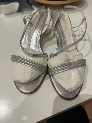 Sandalias plateadas de fiesta