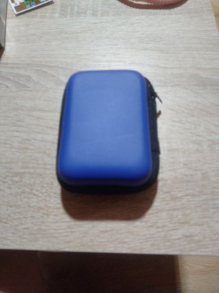 Caja llena con cartas Pokémon