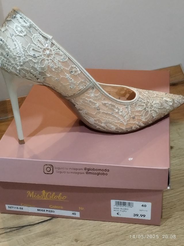 Miss Globo. Elegantissime scarpe.