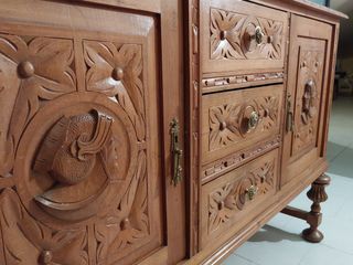 Aparador antiguo de madera tallada con espejo