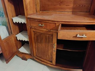 Aparador de madera con vitrinas y espejo. ANTIGUO