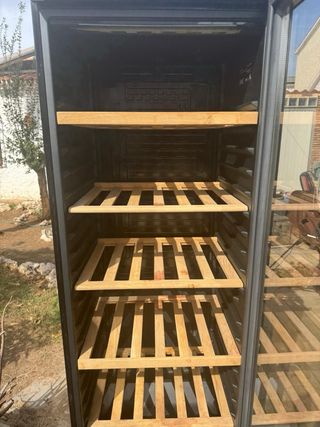 Vinoteca nevera de vinos refrigerador VKG571. 