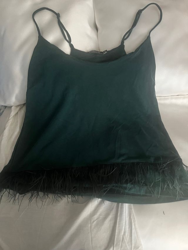 Top verde con plumas