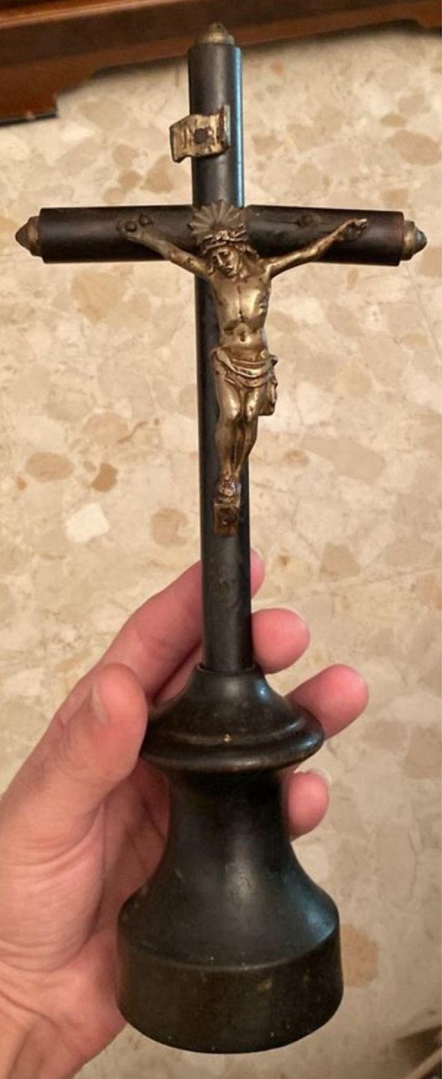 Antico crocifisso ligneo elisabettiano