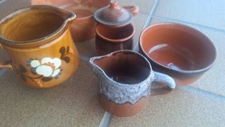 Lote 5 piezas barro: jarra, cuenco, cazuela