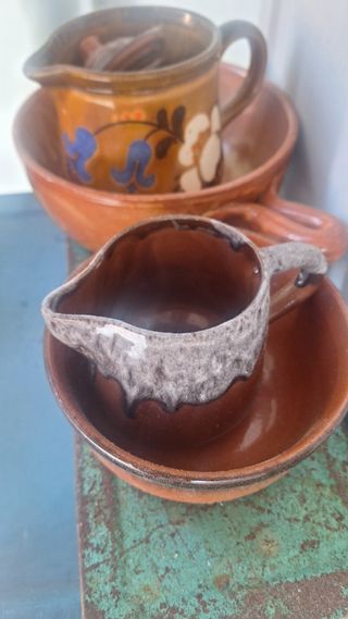 Lote 5 piezas barro: jarra, cuenco, cazuela